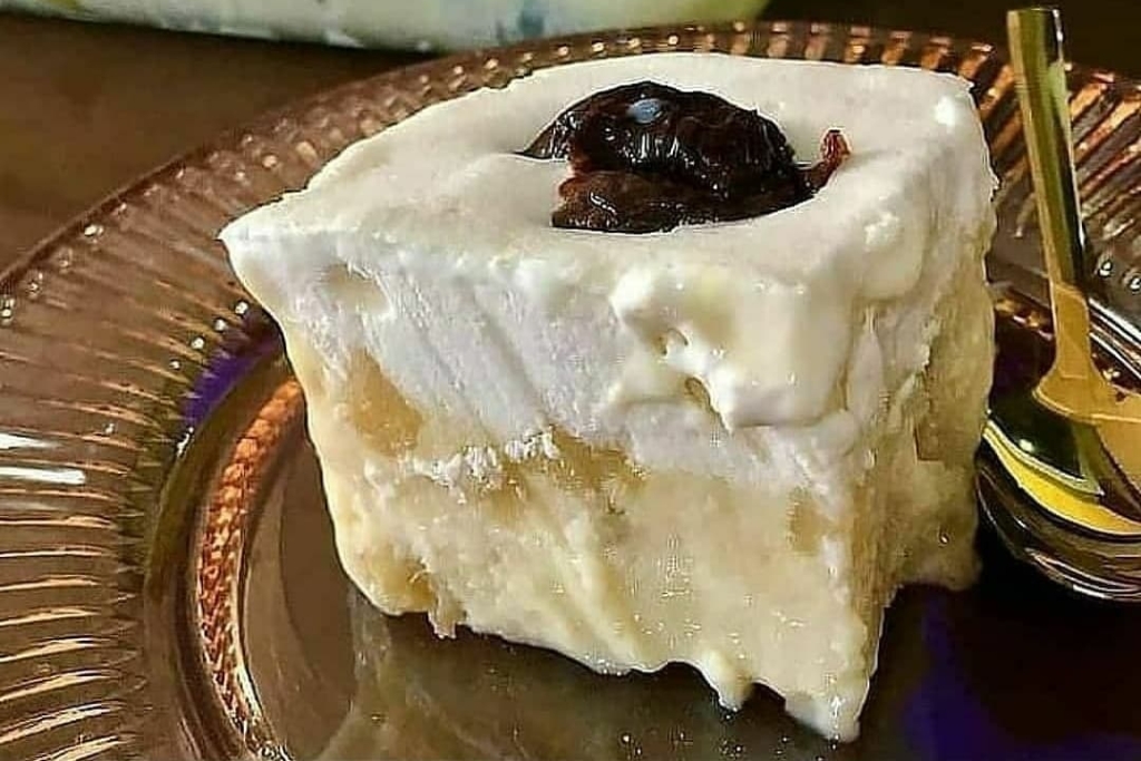 Torta gelada de abacaxi com ameixas, uma sobremesa super prática e deliciosa Torta gelada de abacaxi com ameixas, uma sobremesa super prática e deliciosa